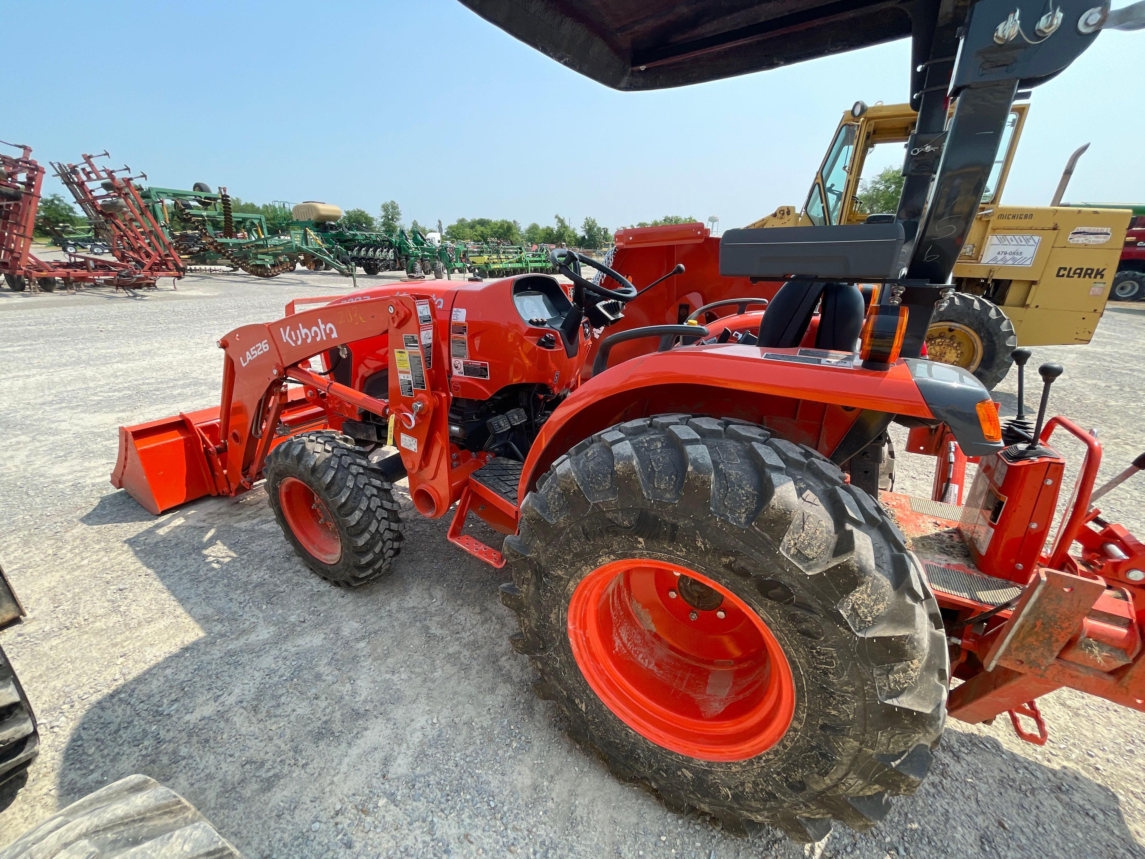 L3902 KUBOTA TRACTOR WITH LA526 LOADER