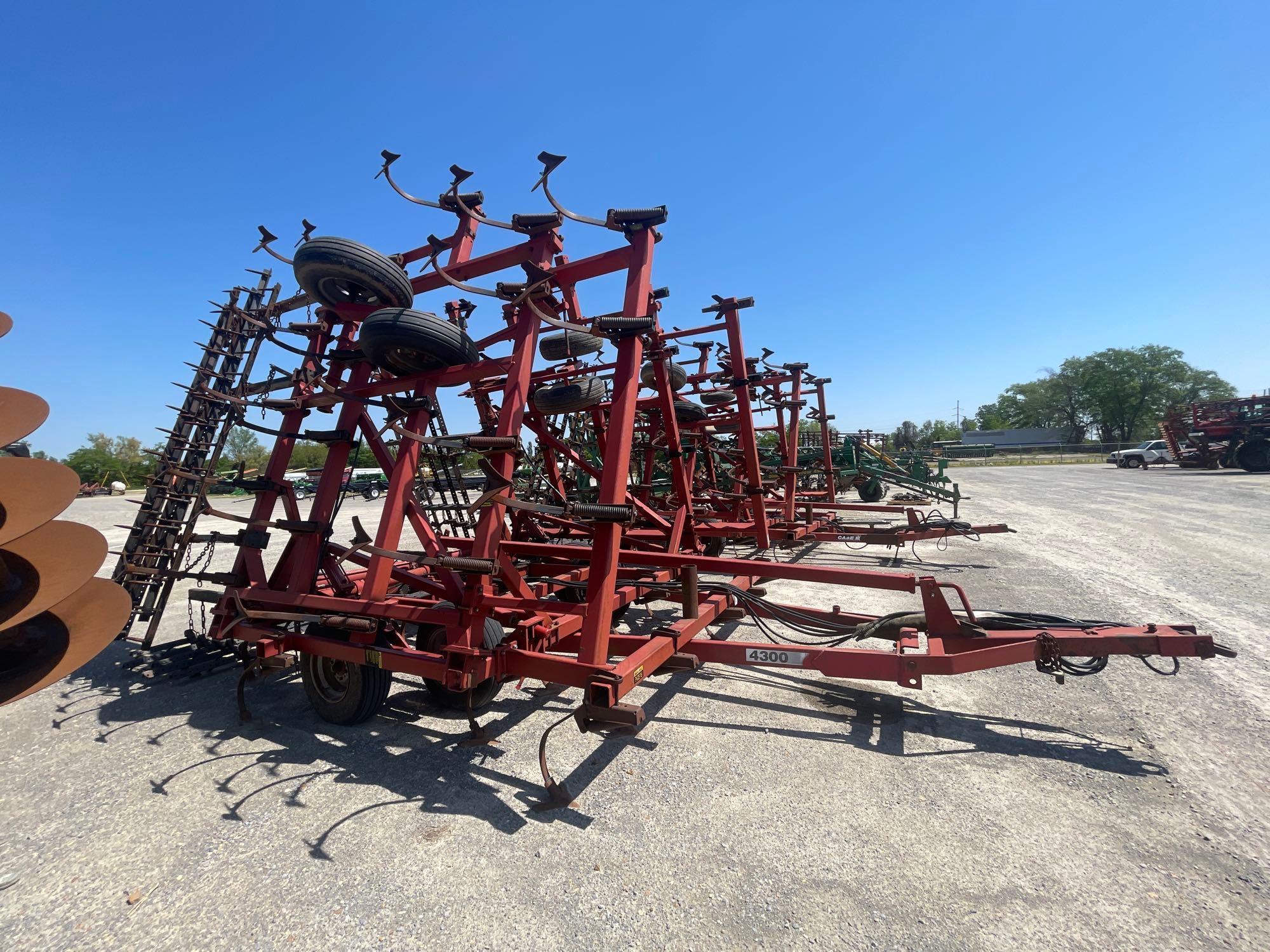 4300 CASE IH FIELD CULTIVATOR WITH HARROW