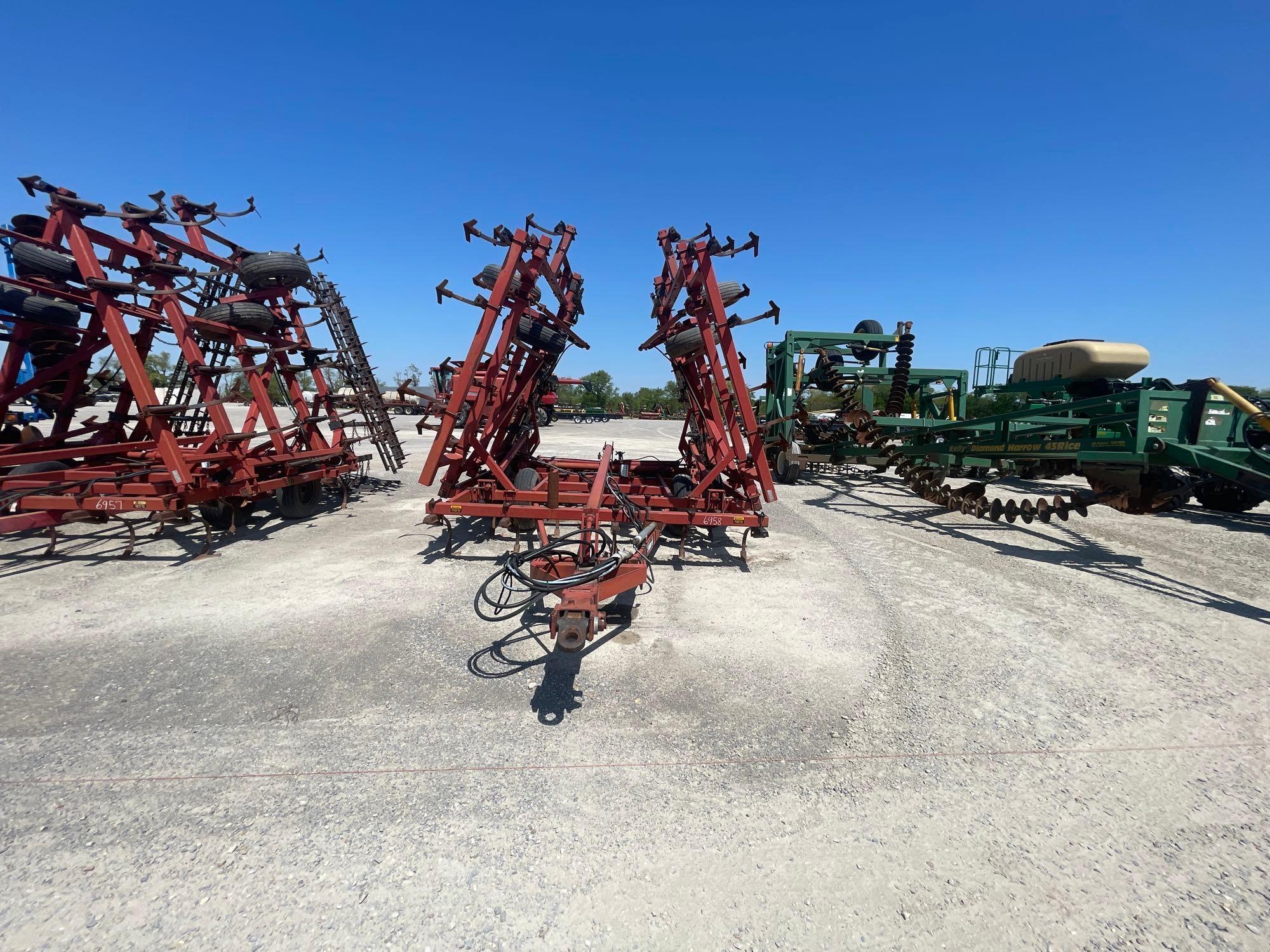 CASE IH FIELD CULTIVATOR WITH HARROW