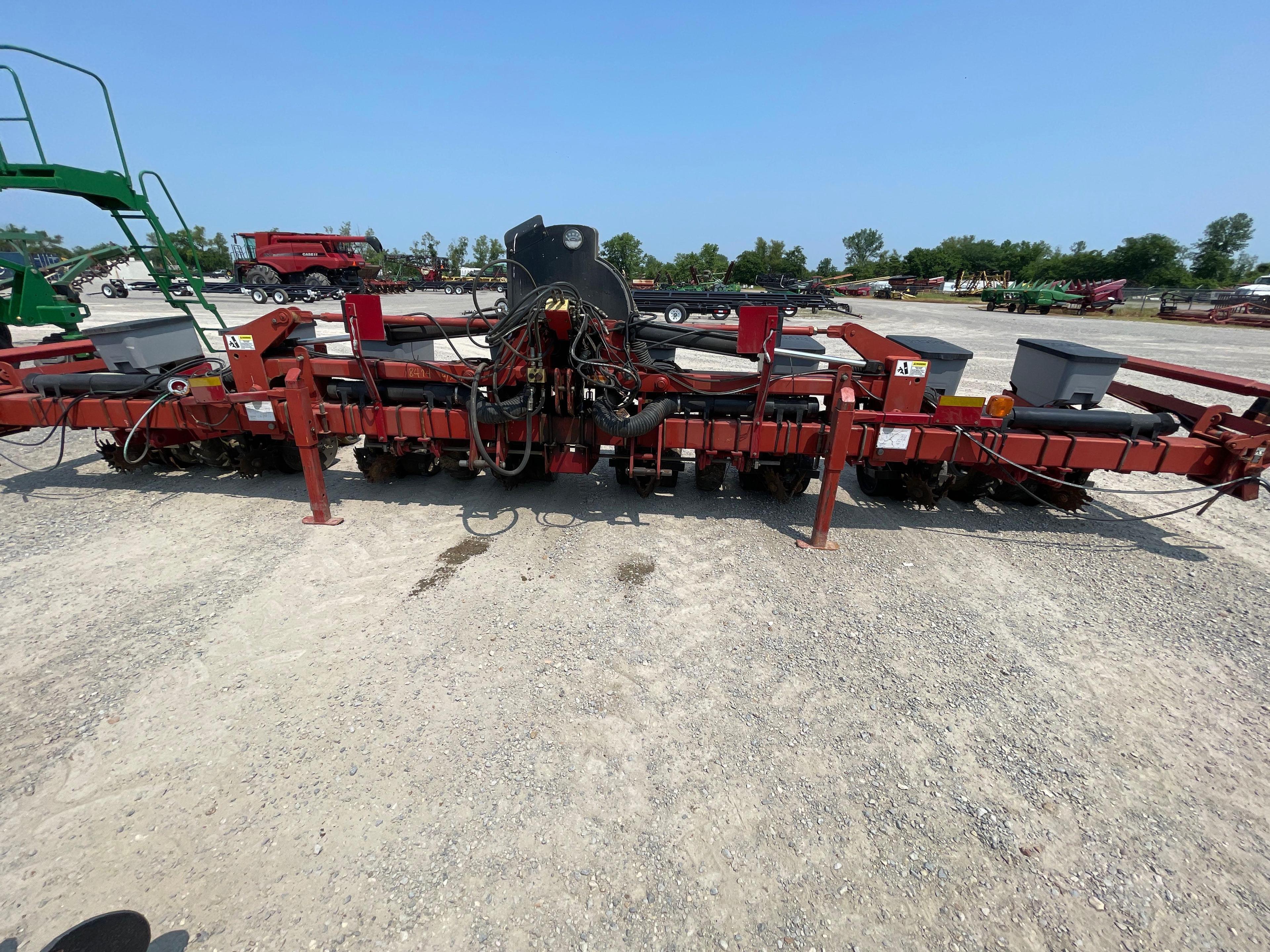 CASE IH PLANTER, 8 ROW, 38 INCH SPACING