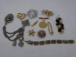 Brooch lot