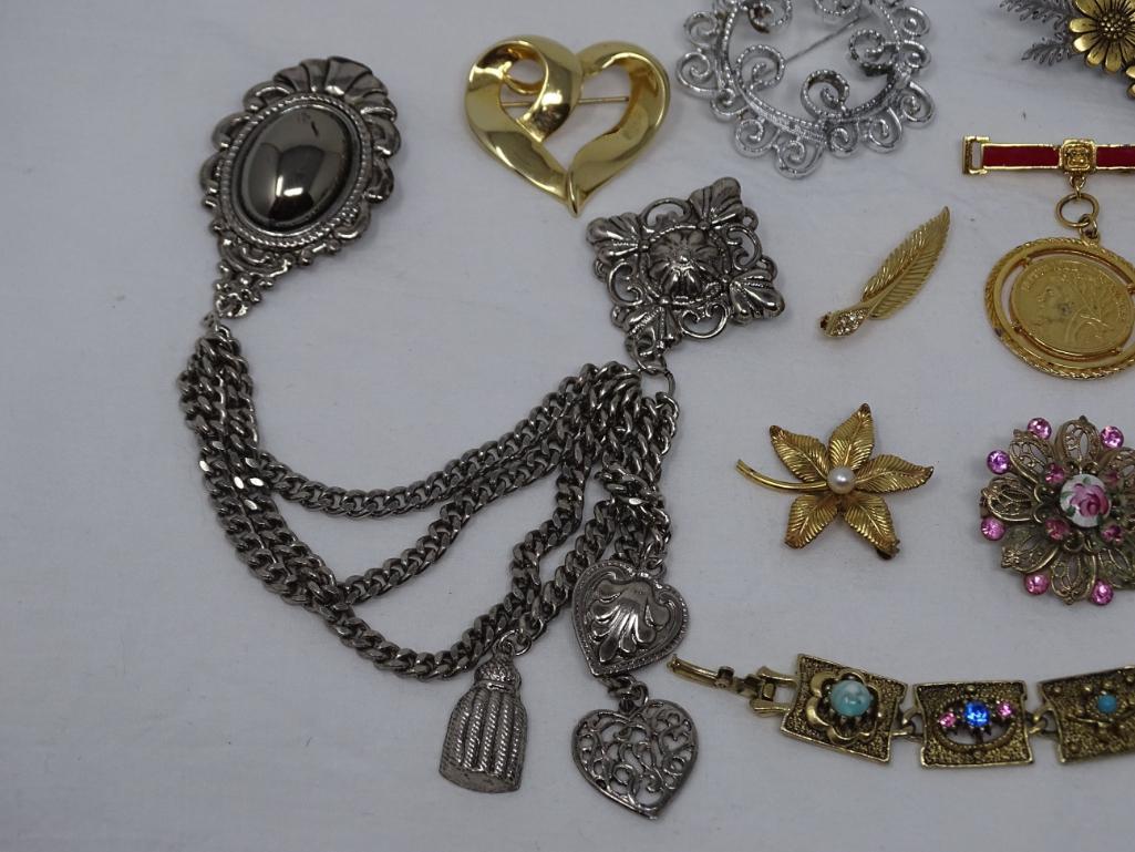 Brooch lot