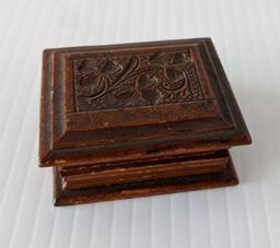 Wood chip-carved stamp box