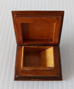 Wood chip-carved stamp box