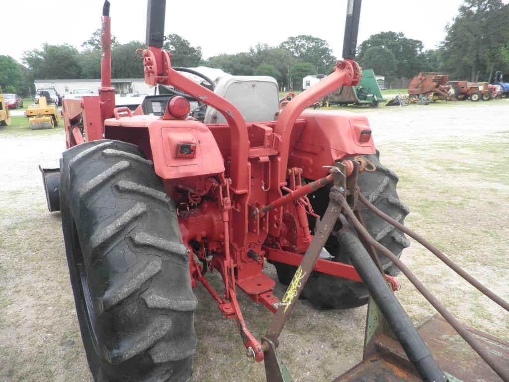 Case 275 Tractor with Loader