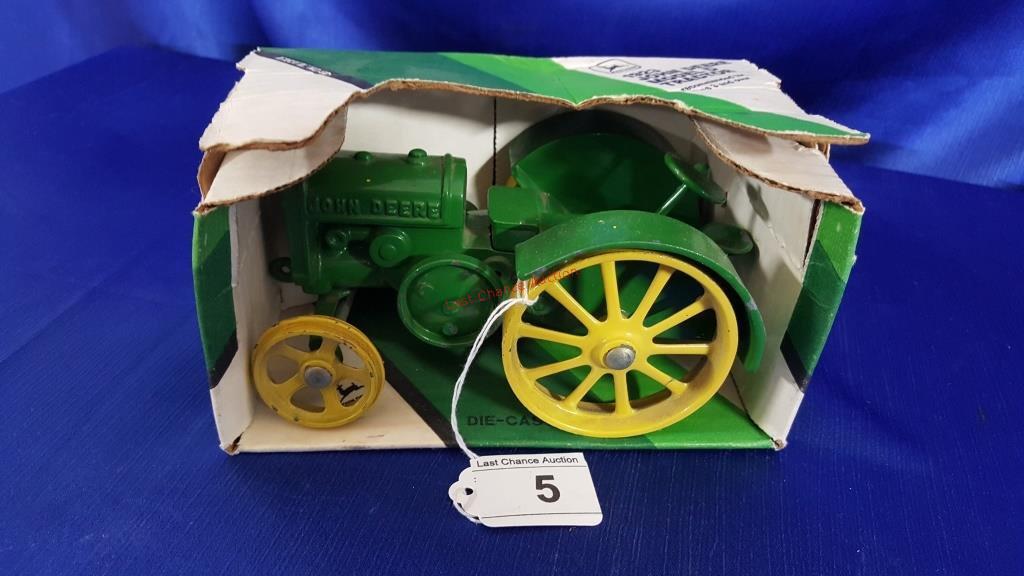 1923 John Deere Model D Tractor 1/16 Scale W/ Box