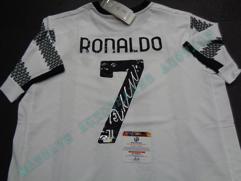 Cristiano Ronaldo FC Juventus Autographed 2019-20 Home Soccer Jersey GA coa