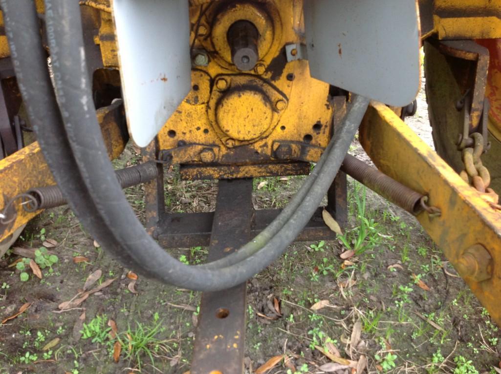 CASE INTERNATIONAL 685 TRACTOR W/ FRONT LOADER BUCKET