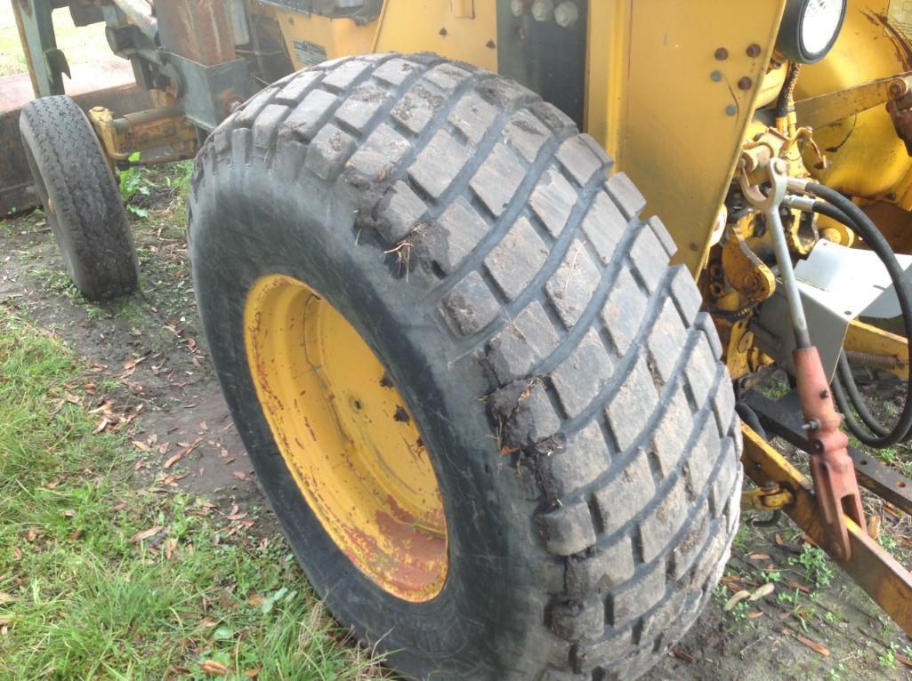 CASE INTERNATIONAL 685 TRACTOR W/ FRONT LOADER BUCKET