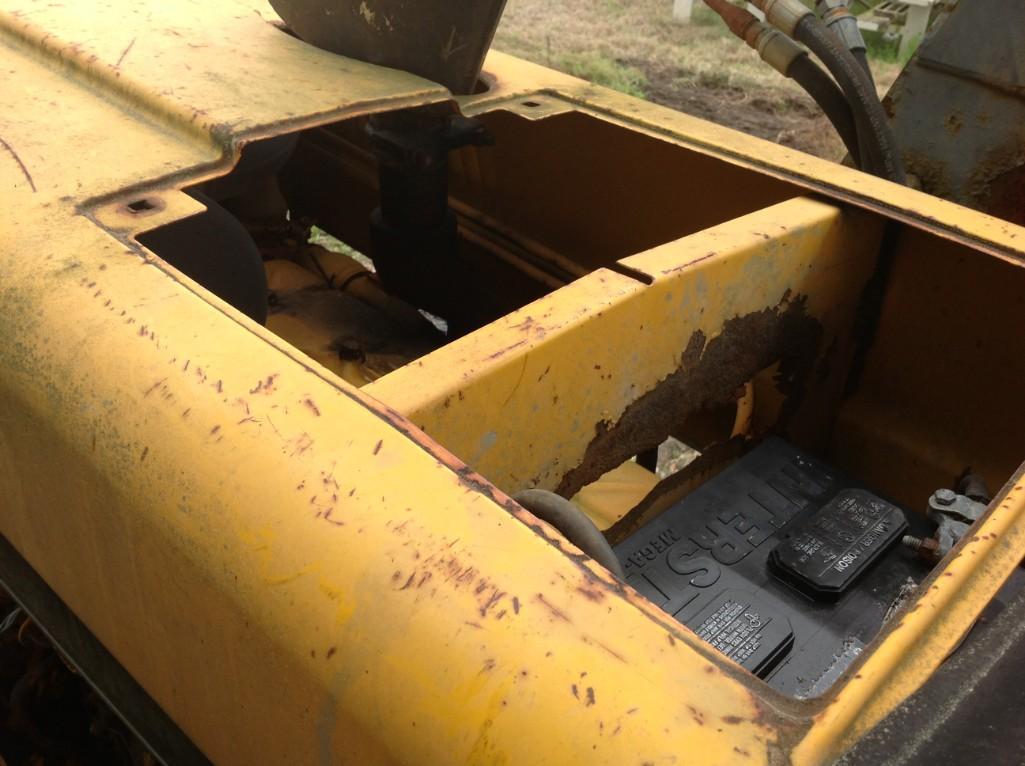 CASE INTERNATIONAL 685 TRACTOR W/ FRONT LOADER BUCKET