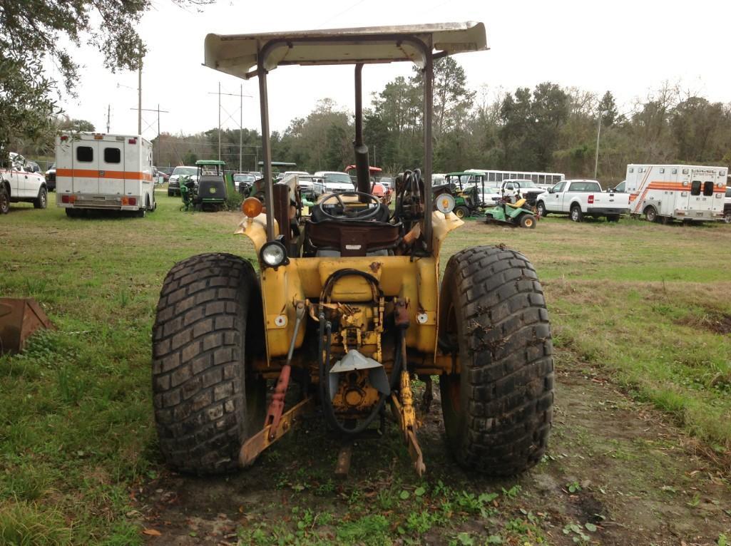 CASE INTERNATIONAL 685 TRACTOR W/ FRONT LOADER BUCKET