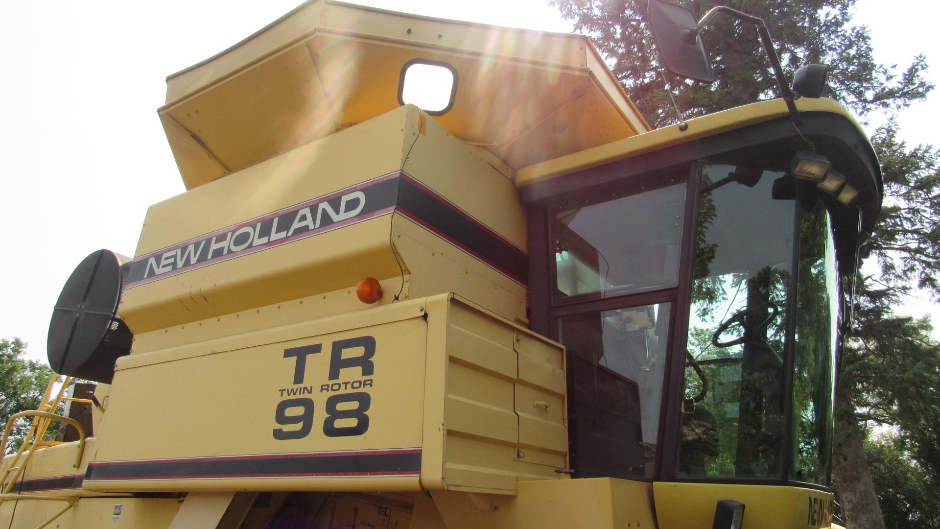 1998 NH TR 98 Combine