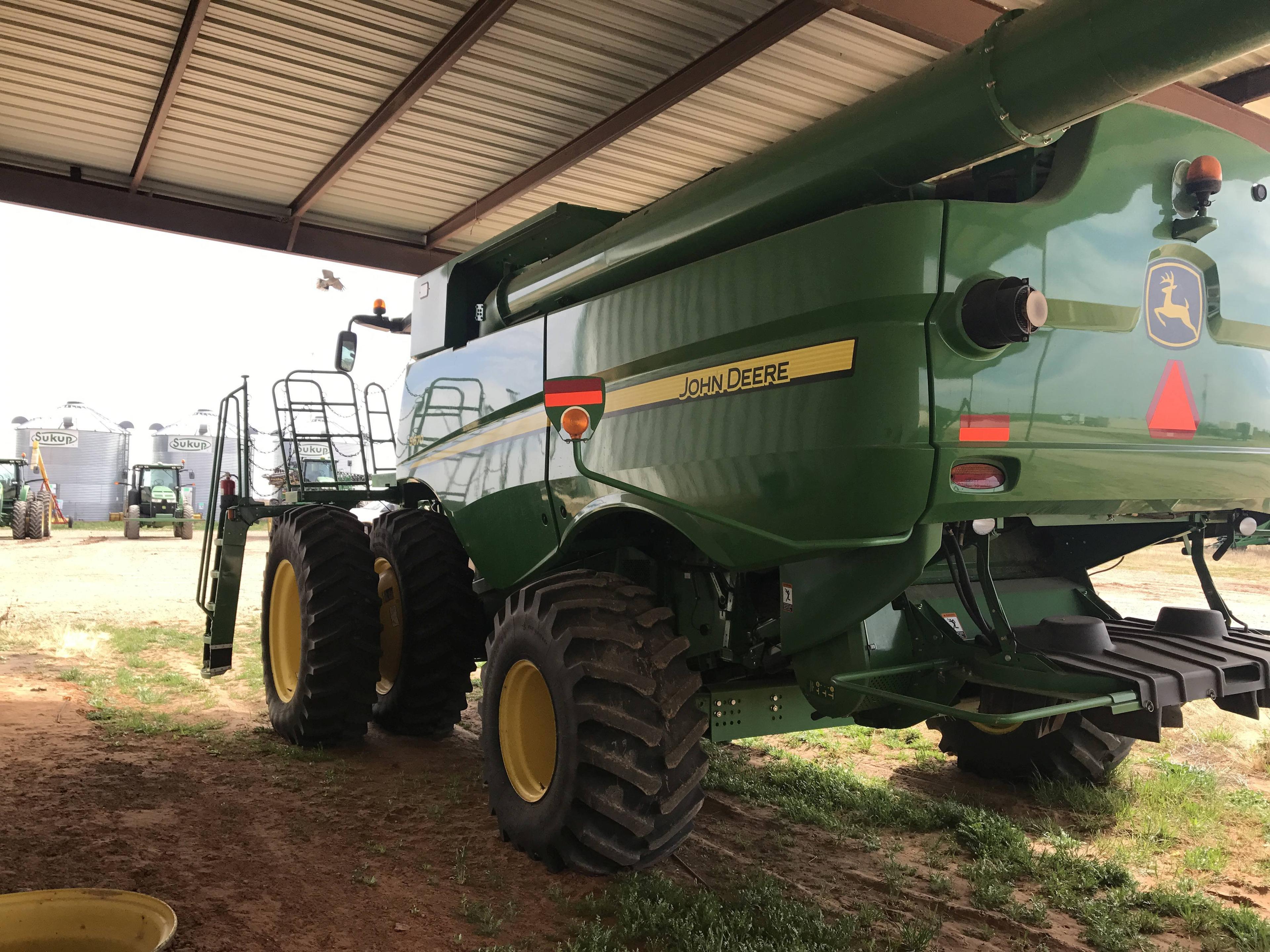 John Deere S670 Combine W/ Front Duals