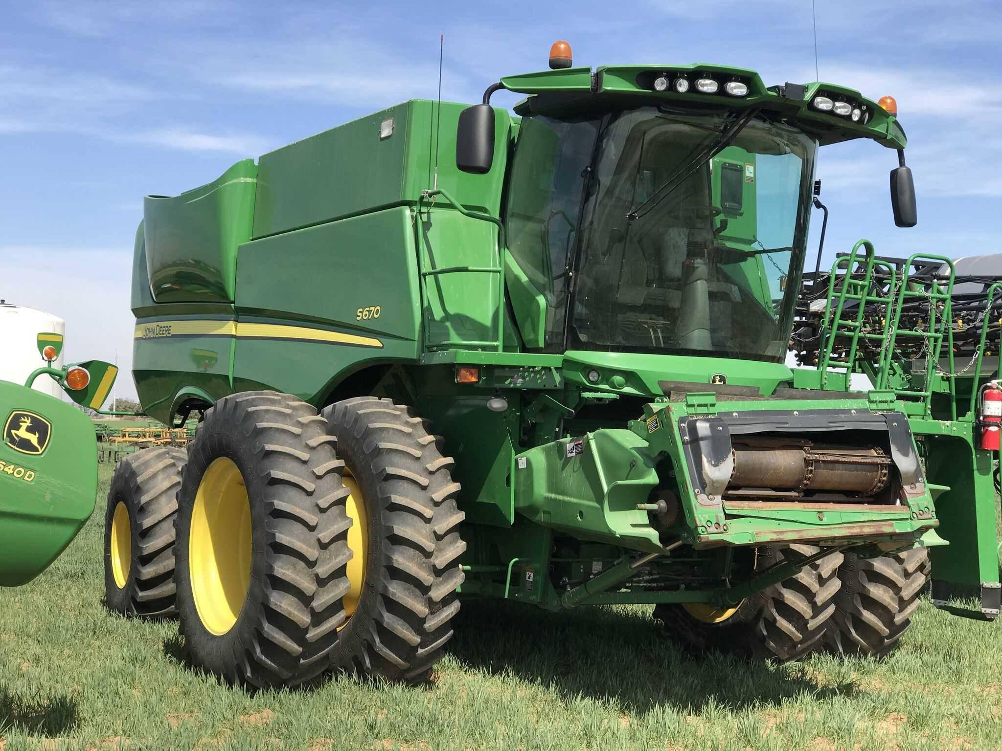 John Deere S670 Combine W/ Front Duals