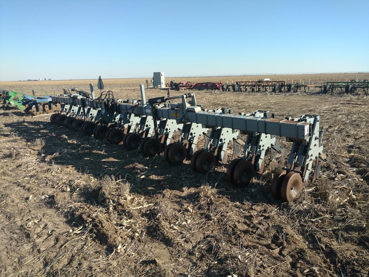 30' Hiniker 12 Row Cultivator, 3pt