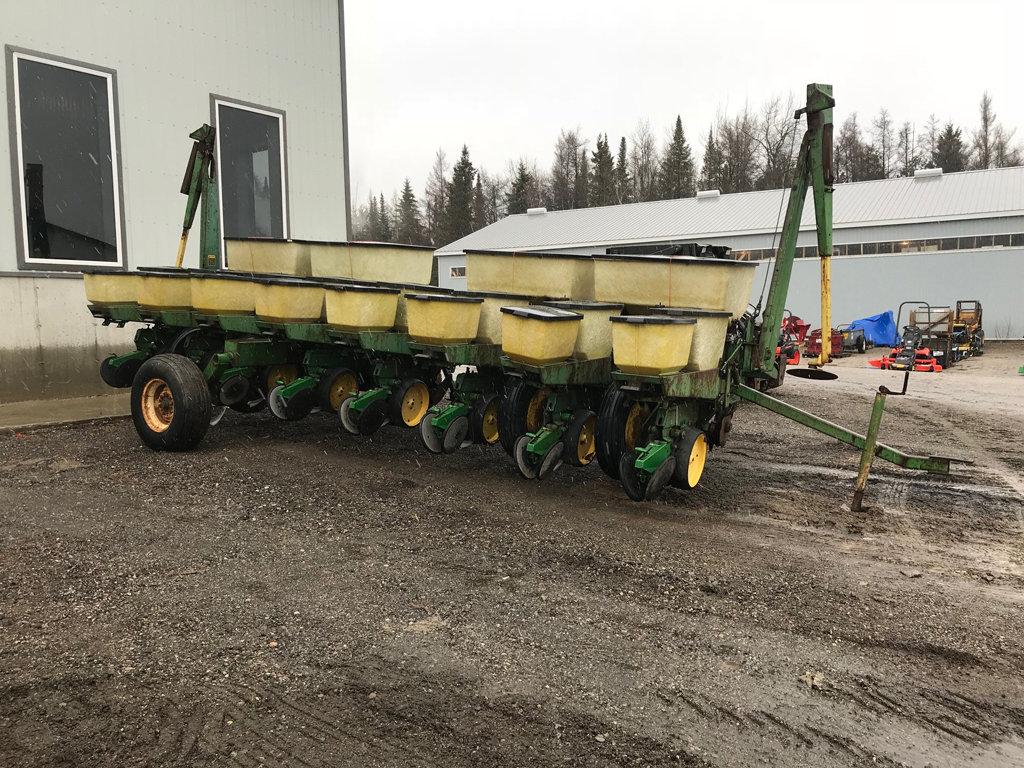 JD 7000 8 ROW CORN PLANTER