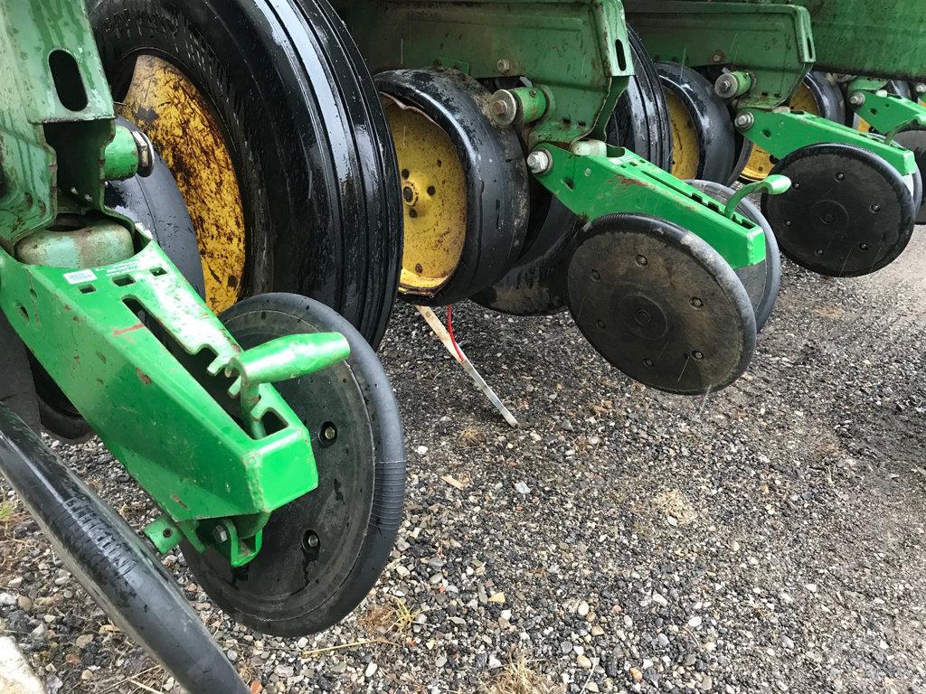 JD 7000 8 ROW CORN PLANTER