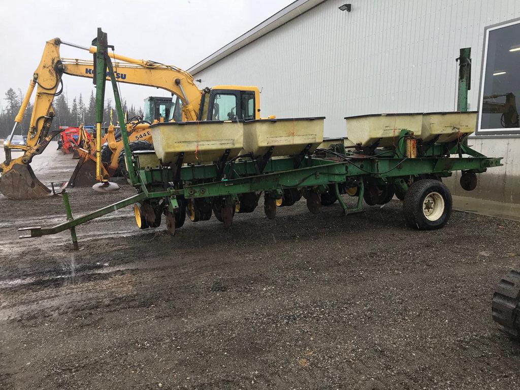 JD 7000 8 ROW CORN PLANTER