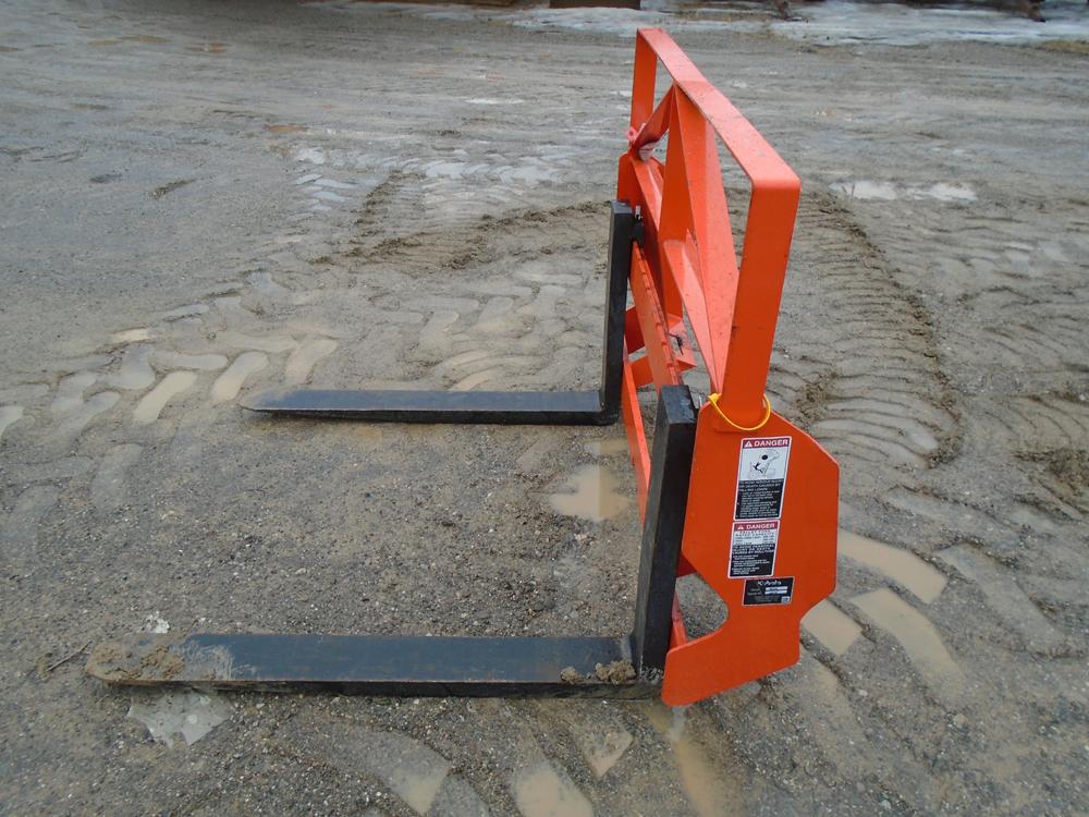 KUBOTA B2376 PALLET FORK