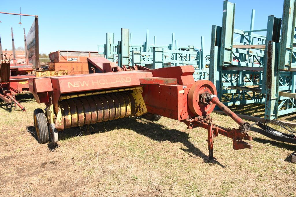 NEW HOLLAND 273 SQUARE BALER