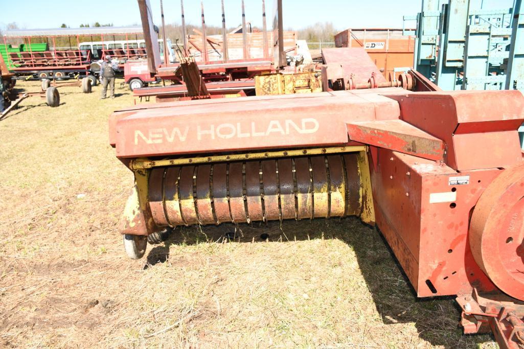 NEW HOLLAND 273 SQUARE BALER