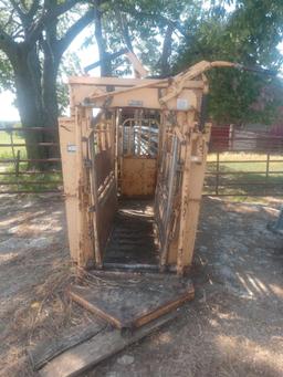 Foremost portable cattle working chute w/palpation cage