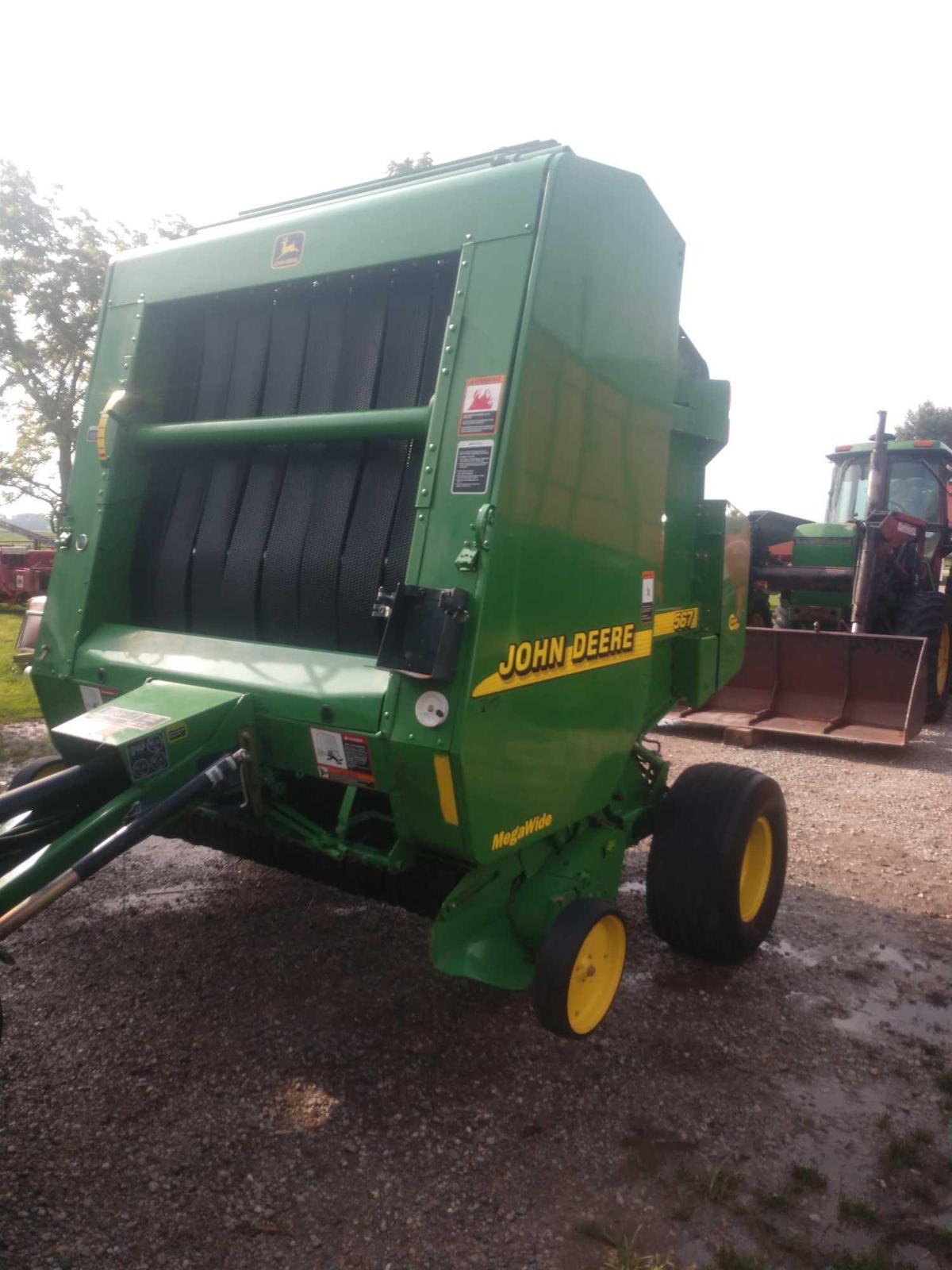 John Deere 567 Mega Wide cover edge baler