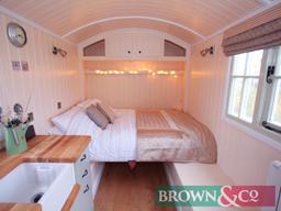 2 nights weekend holiday accommodation at The Shepherds Hut, Abbey Farm, North Western, Thame, Oxon,