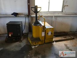 Ride on electric Pallet Jack with Automatic charger.