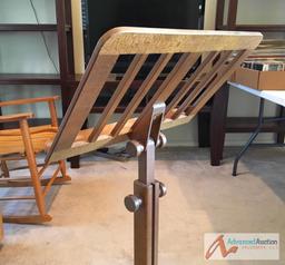 Adjustable pedestal / Music Stand