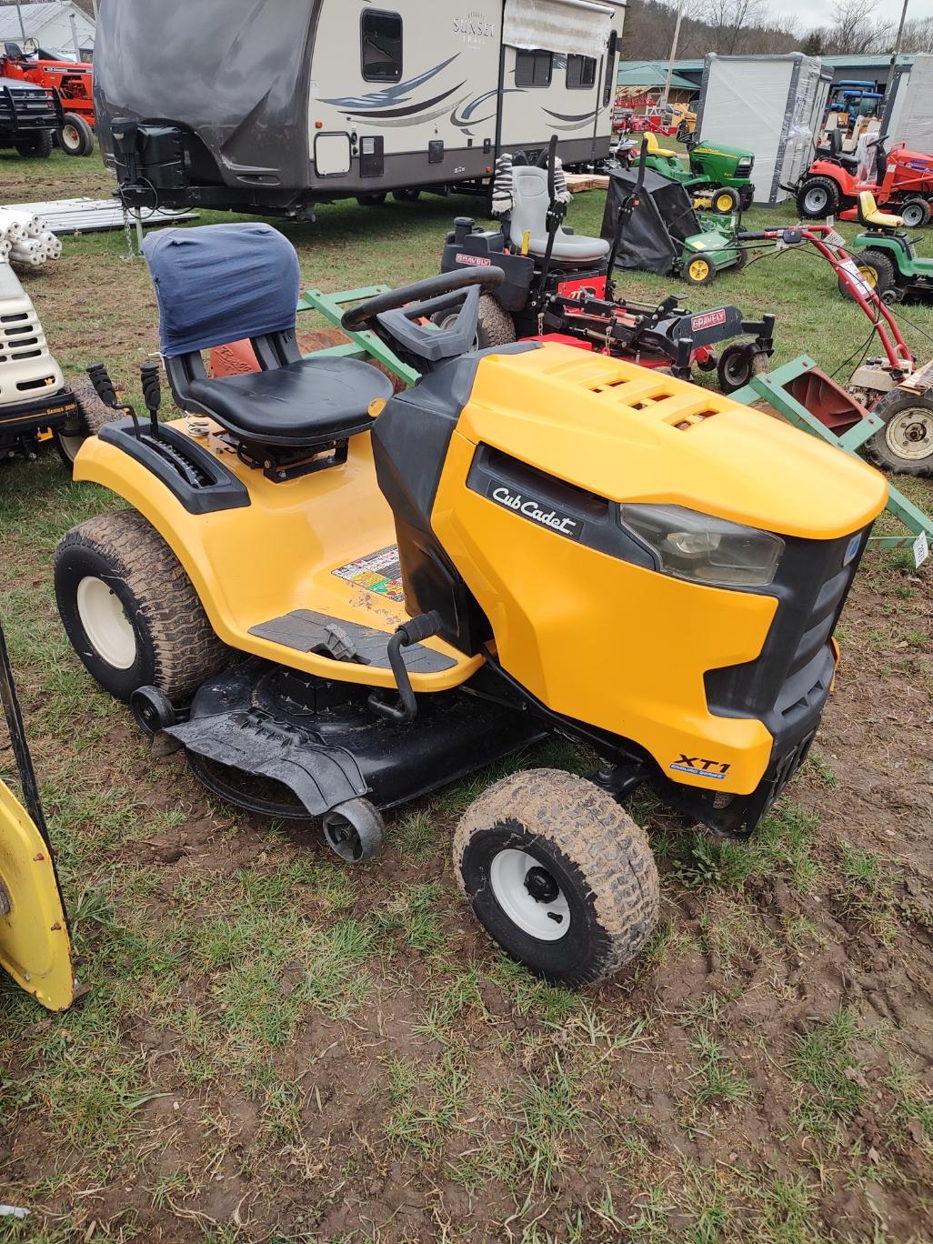 CUB CADET XT1 ENDURO SERIES LAWN MOWER 141 HOURS