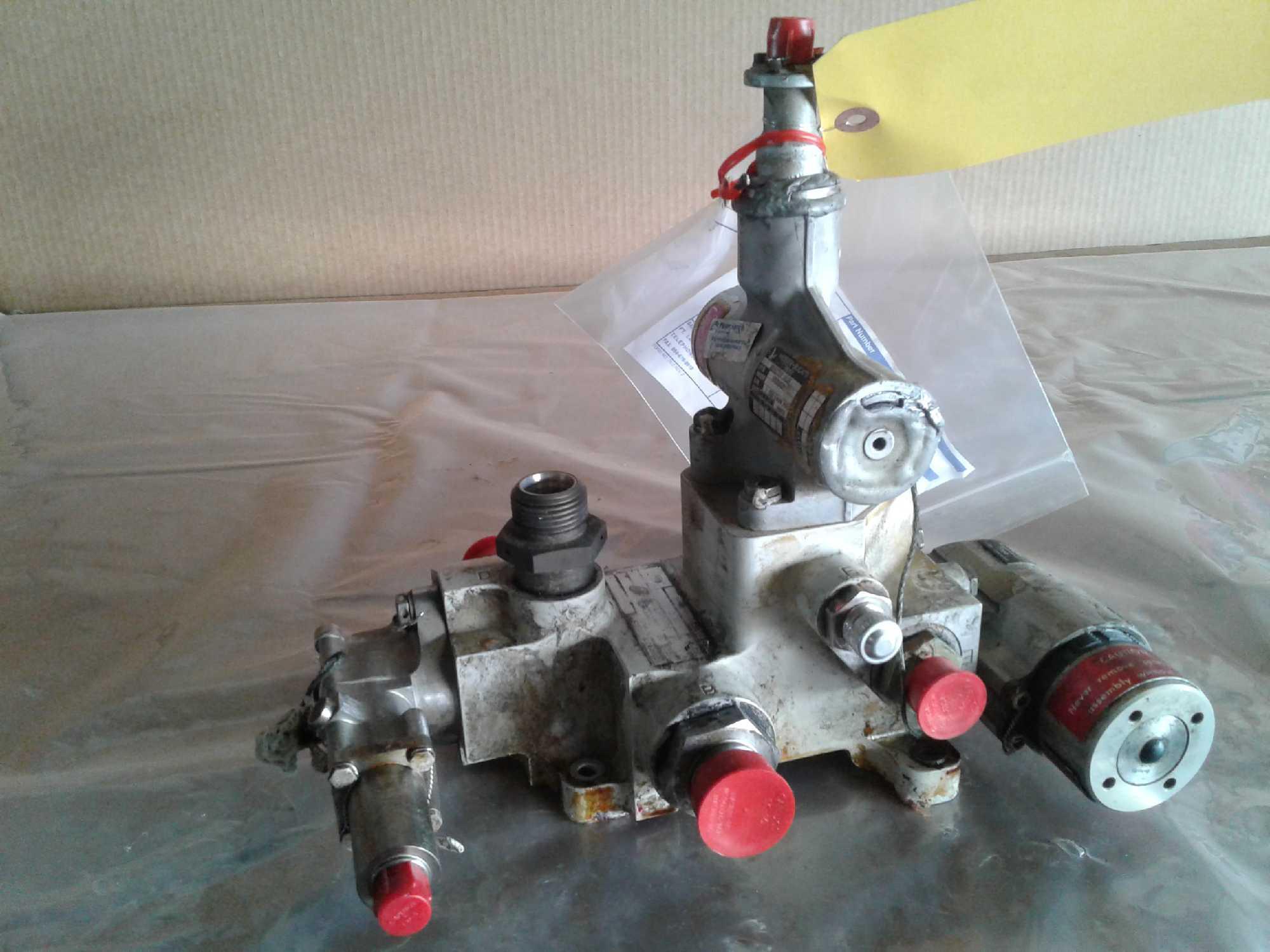 A320 MANIFOLD (1) D2907017200000 & FILTER/VALVE (1) QA06304