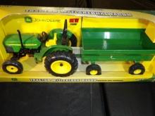 1/16 John Deere Tractor & Wagon