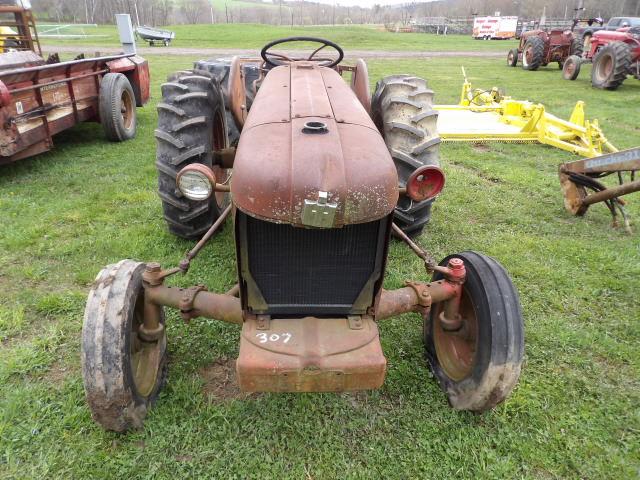 International 300 Utility Antique Tractor, Like New Firestone 13.6-28 Rear