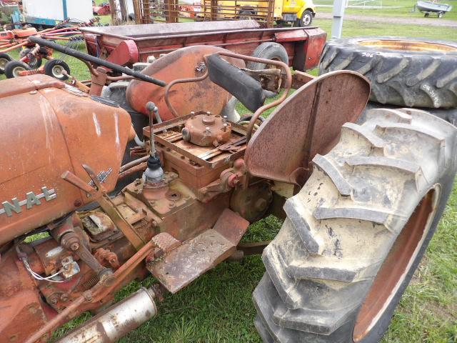 International 300 Utility Antique Tractor, Like New Firestone 13.6-28 Rear