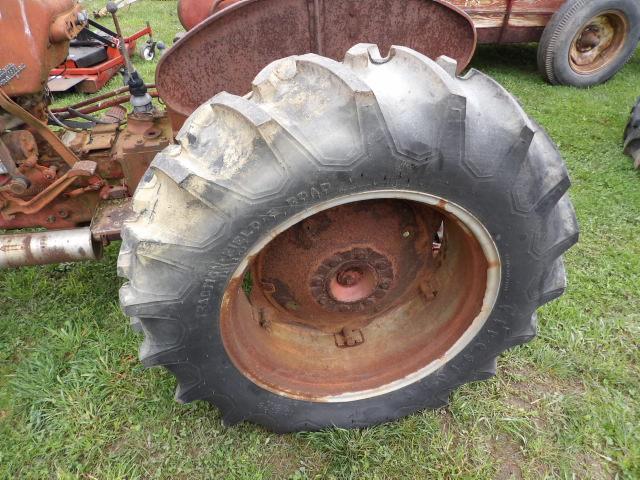 International 300 Utility Antique Tractor, Like New Firestone 13.6-28 Rear