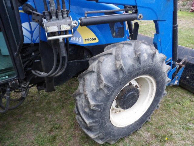 New Holland T5050 4wd Tractor w/ Loader, Deluxe Cab w/ Heat & AC, Power Shu