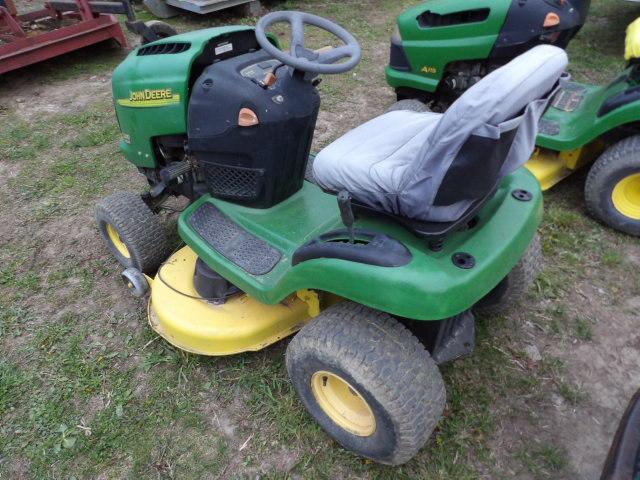 John Deere L100 5 Speed Riding Mower, Ran Into Line