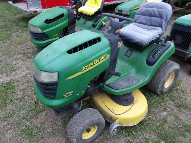 John Deere L100 5 Speed Riding Mower, Ran Into Line