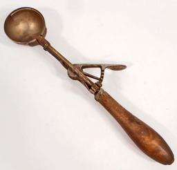 VINTAGE GILCHRIST NO 31 ICE CREAM SCOOP W/ WOOD HANDLE