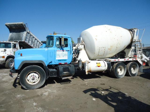 1997 MACK RD690S TRUCK MIXER