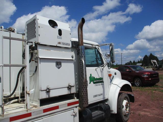 INTERNATIONAL 4700 LUBE TRUCK