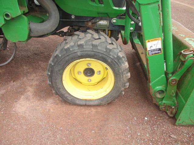 John Deere 2320 Tractor w/loader