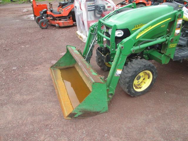 John Deere 2320 Tractor w/loader