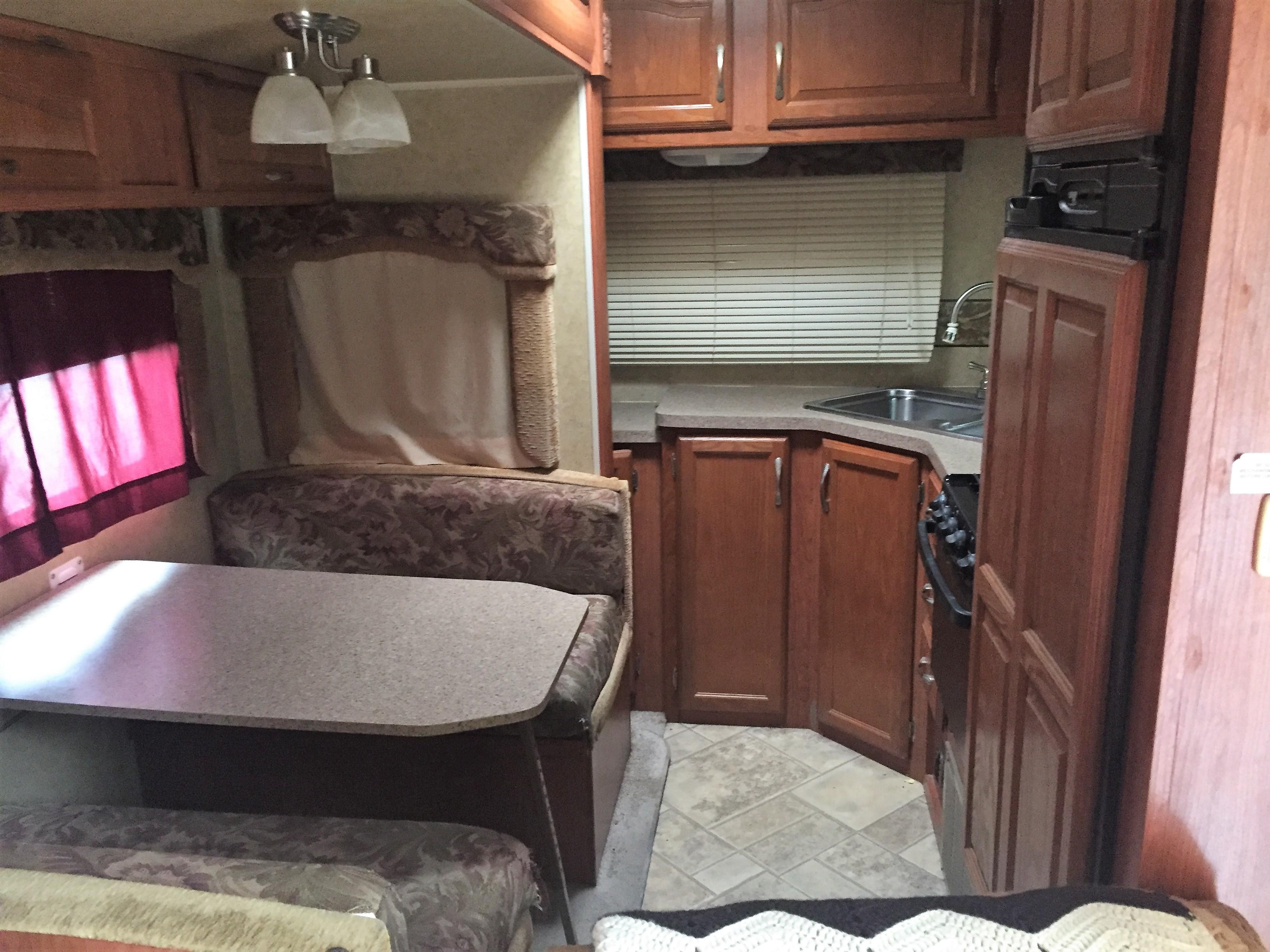 2008 Savory LX Holiday Rambler 32' Camper