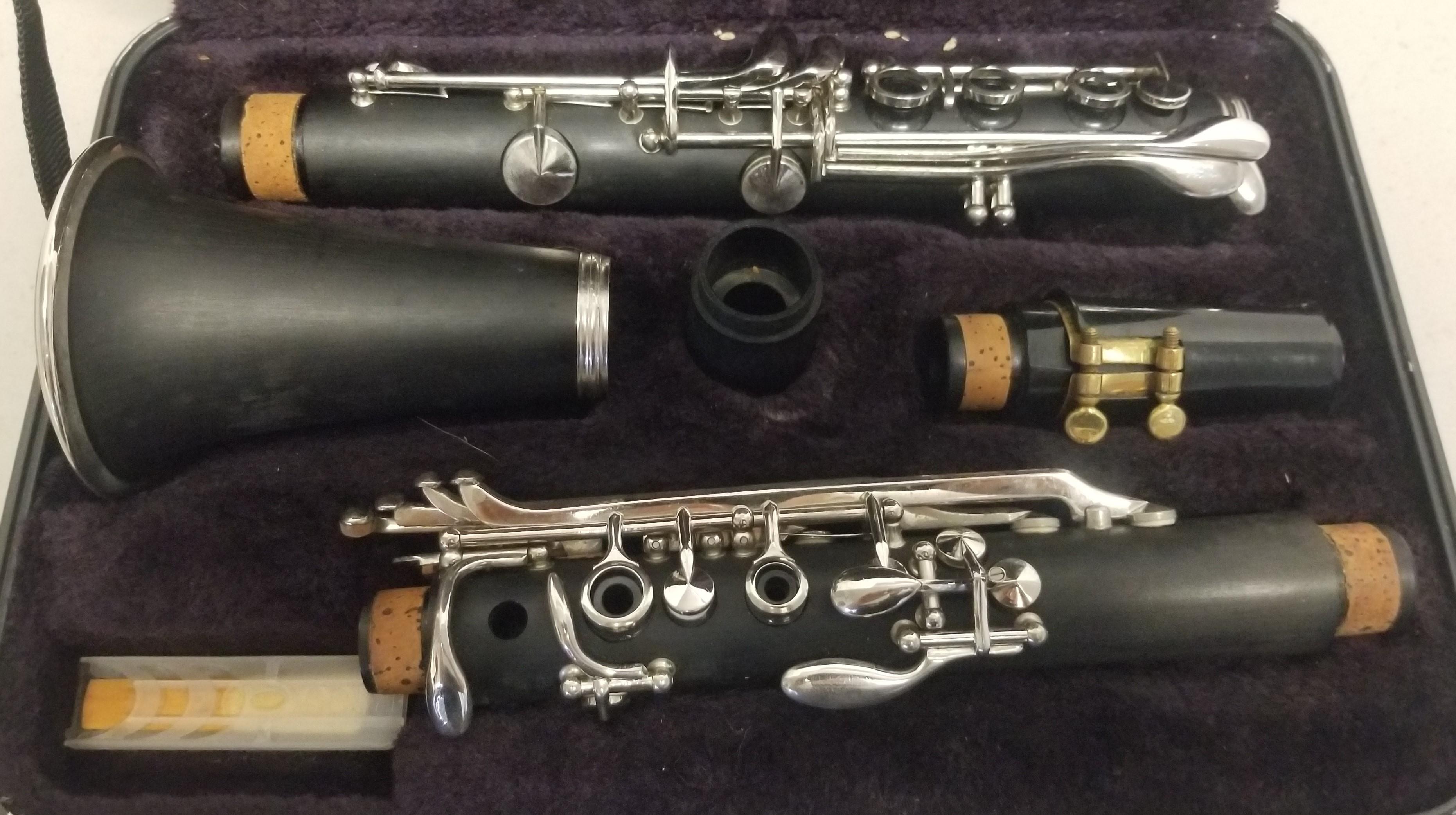 Vintage Unmarked Clarinet in case,