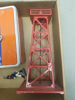 (2) Lionel Light Towers & a Railroad Hand Car