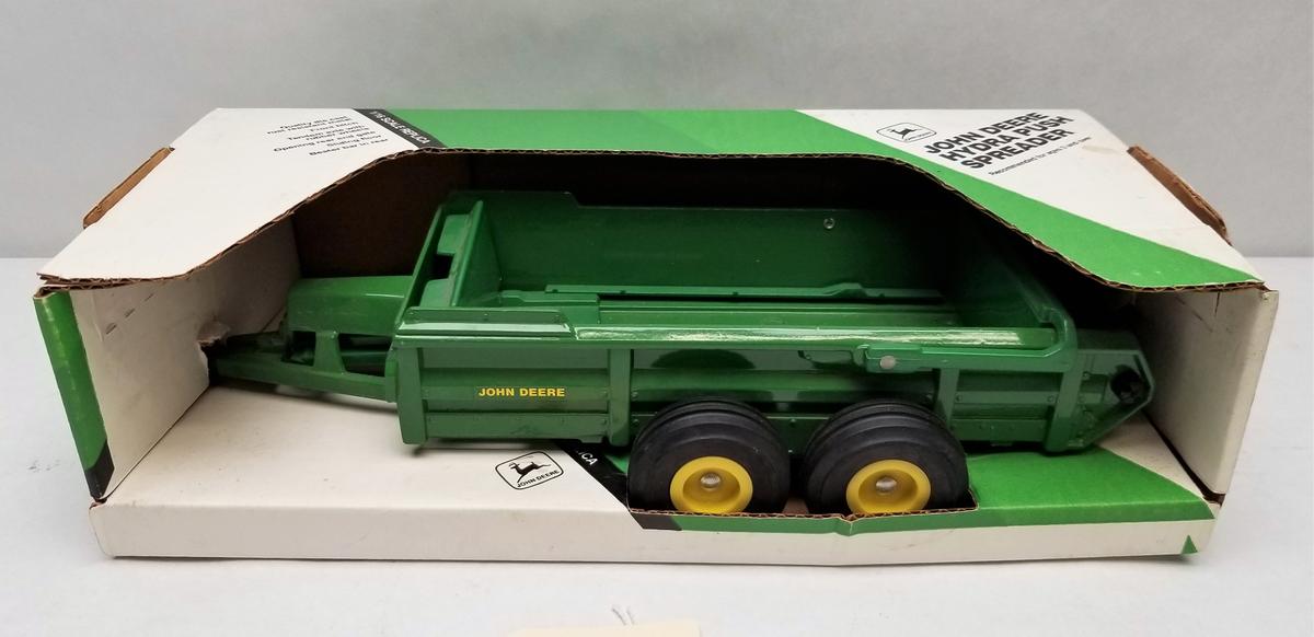 ERTL John Deere Hydra Push Spreader