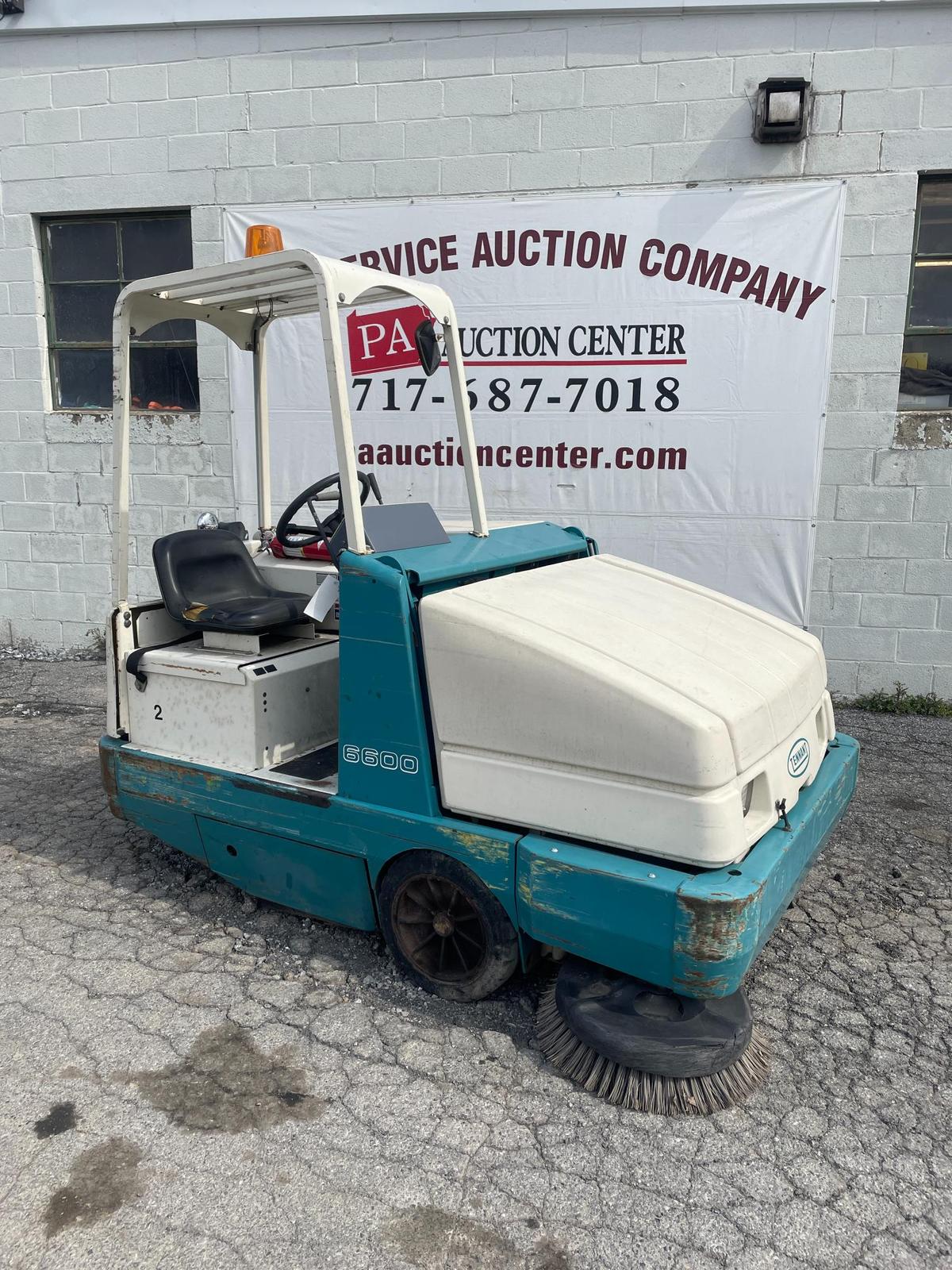 Tennant 6600 Hydrostatic Ride On Sweeper