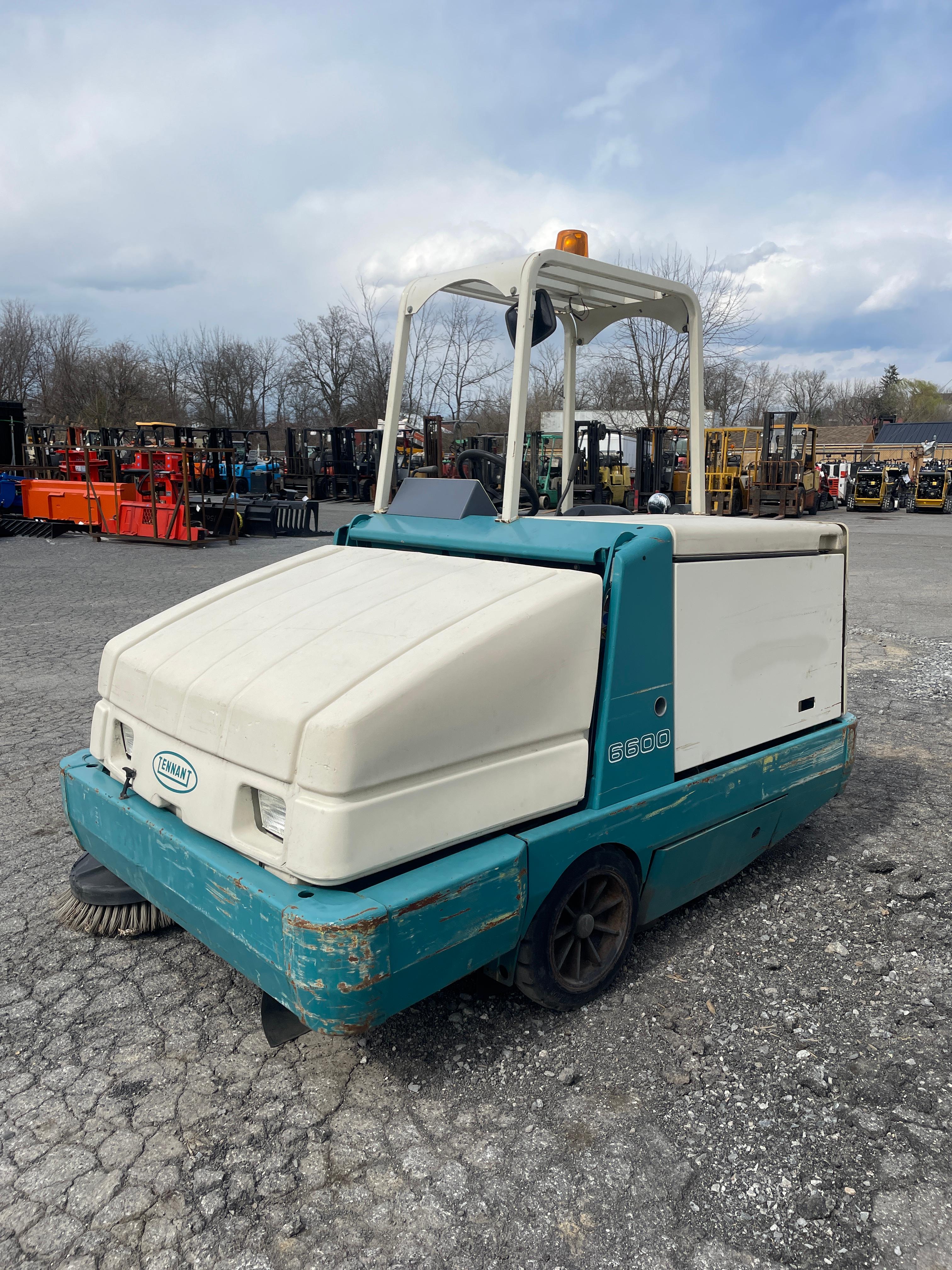 Tennant 6600 Hydrostatic Ride On Sweeper